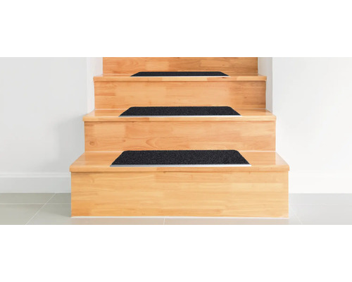 Holztreppe mit Antirutschmatten