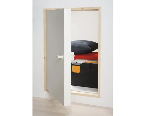 Geöffnete graue Tür zu einem Stauraum mit Werkzeugkasten und Kissen