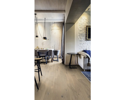 Helles Wohnzimmer mit Holzboden, Esstisch und Sofa