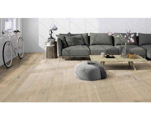 Heller Wohnraum mit Holzboden, Sofa und Fahrrad