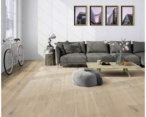 Heller Wohnraum mit Holzboden, Sofa, Tisch und Fahrrad.