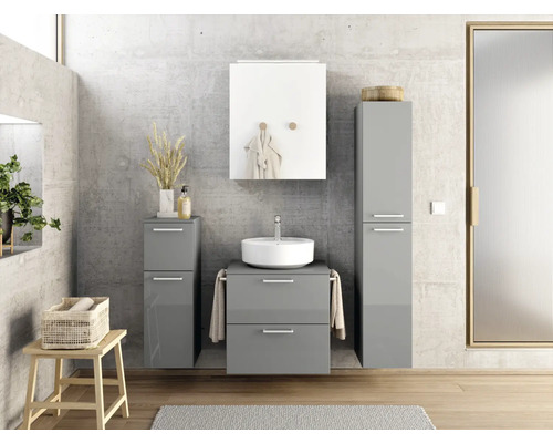 Badezimmer mit Waschtisch, Spiegelschrank, Unterschrank und Hochschrank