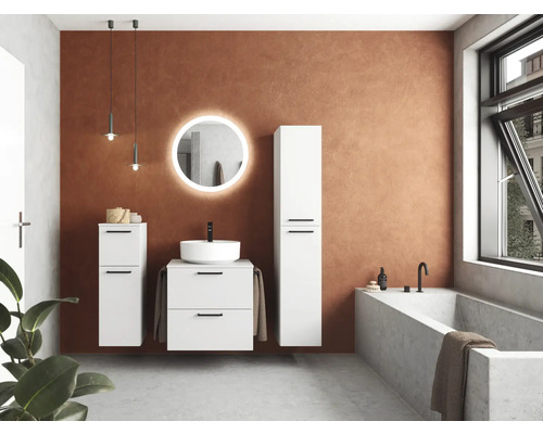 Modernes Badezimmer mit Waschtisch, Spiegel, Hochschrank und Badewanne