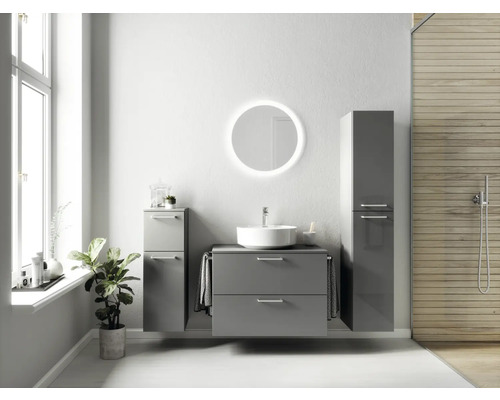 Badmöbel-Set NOBILIA Modern BxHxT 160 x 169,1 x 49 cm Frontfarbe grau hochglanz mit Spiegel rund mit LED-Beleuchtung Unterschrank Midischrank Griff chrom matt 693 Modernes Badezimmer mit Waschtisch, Spiegelschrank, Hochschrank und Pflanze.
