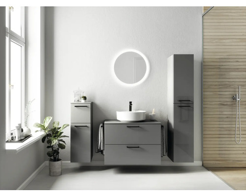 Modernes Badezimmer mit Waschbeckenunterschrank, Spiegelschrank und Hochschrank