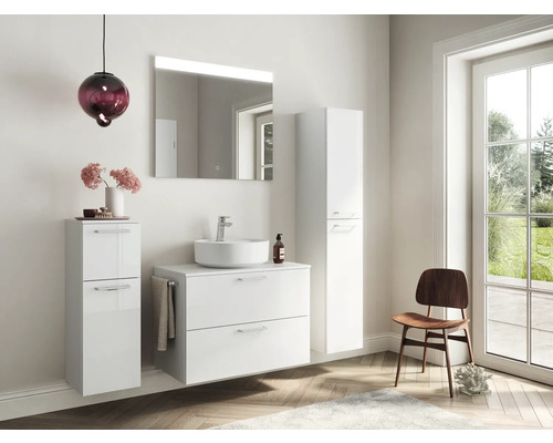 Modernes Badezimmer mit Waschbecken, Spiegel, Schränken und Stuhl