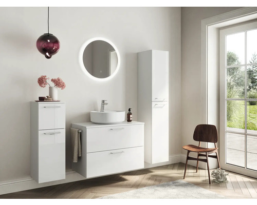 Modernes Badezimmer mit Waschtisch, Spiegel, Hängeschrank und Stuhl