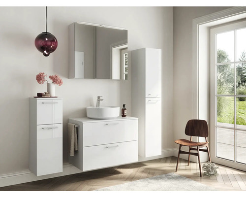 Modernes Badezimmerensemble mit Waschtisch, Spiegelschrank und Hochschrank für ein helles, aufgeräumtes Ambiente.