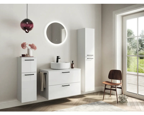 Modernes Badezimmer mit Waschtisch, Spiegelschrank, Hochschrank und Stuhl