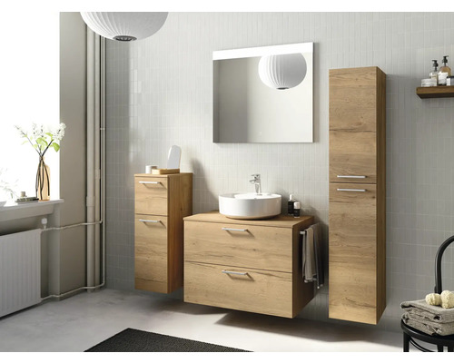 Badezimmer-Szene mit Waschtischunterschrank, Waschbecken, Spiegelschrank und Hochschrank in Holzoptik für eine helle und freundliche Atmosphäre.