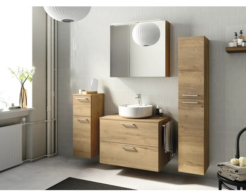 Badezimmerensemble mit Waschtisch, Spiegelschrank und Hochschrank in Holzoptik