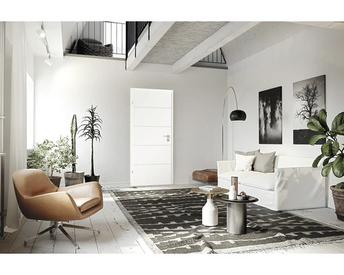 Heller Wohnraum mit Tür, Sessel, Sofa und dekorativen Elementen.