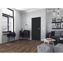 Salon avec porte intérieure, commode, canapé et chaises