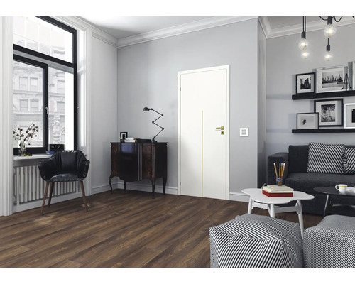 Wohnzimmer mit Holzboden, Sofa, Sessel, Tisch und Tür