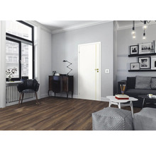 Wohnzimmer mit Tür, Sitzmöbeln, Kommode und Fenster