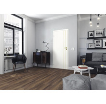 Wohnzimmer mit Innentür, Kommode, Sofa und Fenster