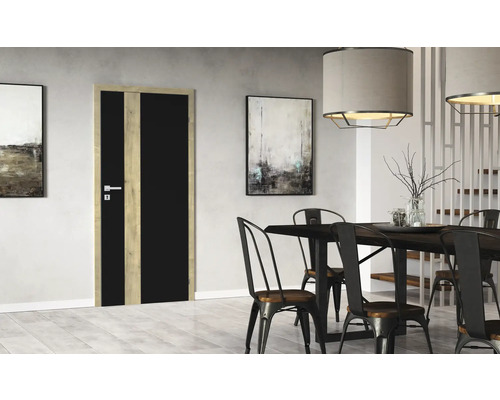 Moderne Innentür mit Holzrahmen und schwarzem Paneel in einem hellen Raum.