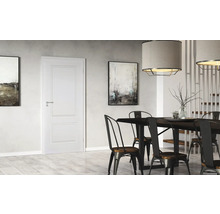 Pièce lumineuse avec table à manger, chaises et porte intérieure