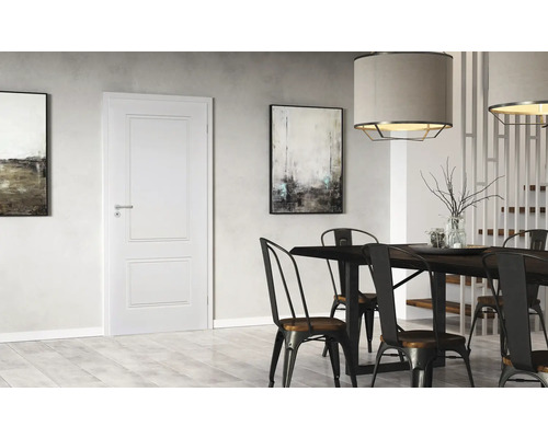 Heller Raum mit Esstisch, Stühlen und einer Innentür