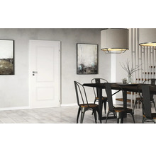 Salle à manger avec table à manger, chaises, suspensions, porte et peintures murales