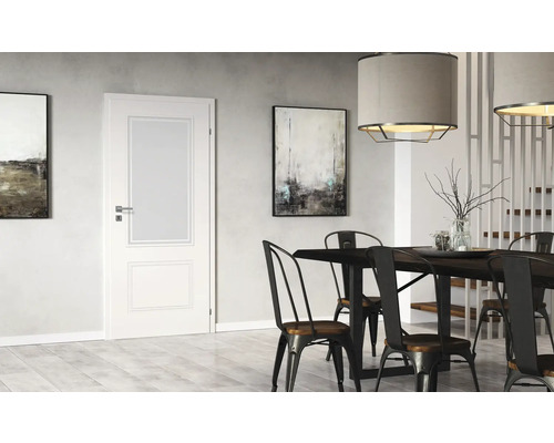Heller Speiseraum mit Esstisch, Stühlen, Pendelleuchten und Innentür mit Glaseinsatz.