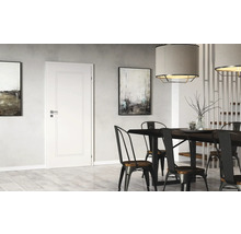 Intérieur clair avec table à manger, chaises, tableaux et porte intérieure