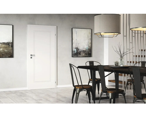 Helle Inneneinrichtung mit Esstisch, Stühlen, Gemälden und Innentür