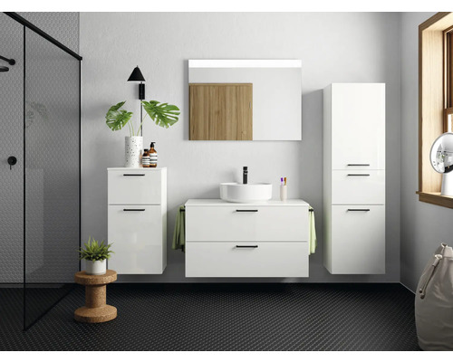 Helles Badezimmer mit weißen Badmöbeln, Waschtisch, Spiegel und Dusche.