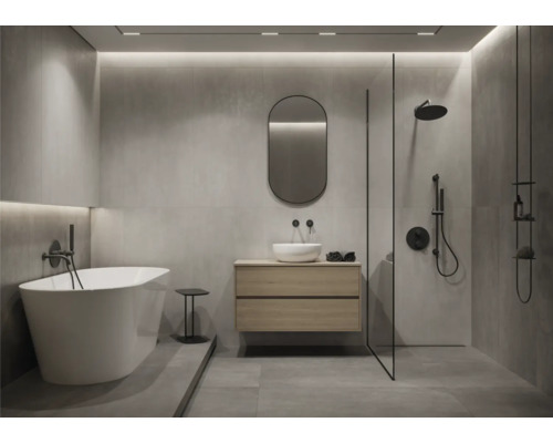 Modernes Badezimmer mit freistehender Badewanne, Waschtisch, Spiegel und Duschbereich