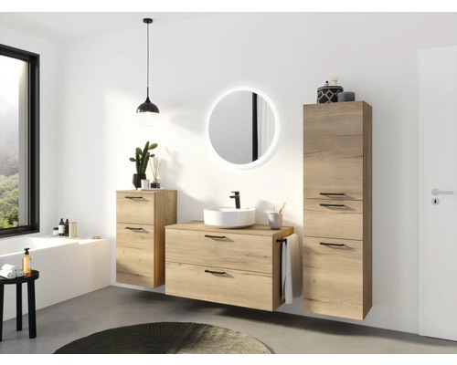 Helles Badezimmer mit Waschtisch, Spiegelschrank und Hochschrank in Holzoptik.