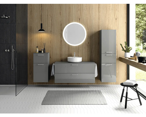 Modernes Badezimmer mit Waschbecken, Unterschrank, Spiegelschrank und Dusche