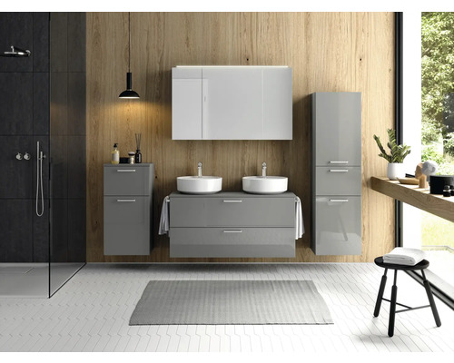 Salle de bains lumineuse avec lavabo, miroir, tabouret et douche