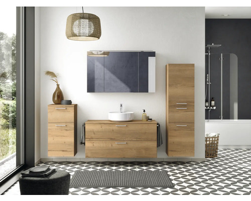 Helles Badezimmer mit Waschtisch, Spiegelschrank und Hochschrank in Holzoptik.