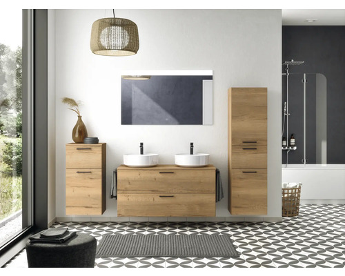 Badezimmer mit Waschtisch, Spiegel, Schrank, Badewanne und Mosaikfliesen