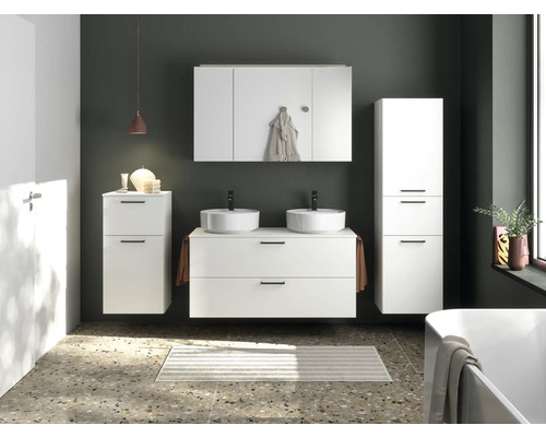 Badezimmer mit Waschtisch, Spiegelschrank und Hochschrank in Weiß, moderne Einrichtung