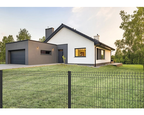 Maison résidentielle moderne avec clôture métallique autour de la propriété
