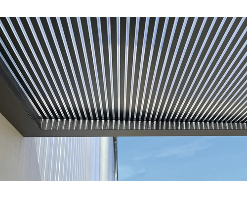 Detailansicht einer Aluminium Terrassenüberdachung mit Lamellen