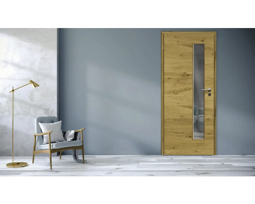Porte en bois avec insert en verre dans une pièce lumineuse