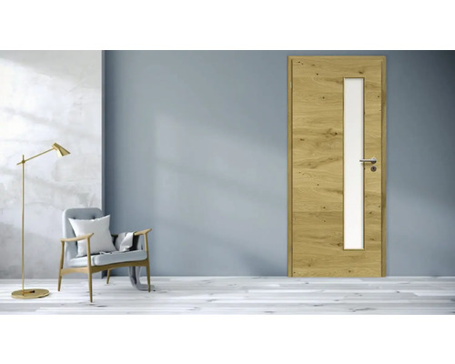 Porte intérieure en bois avec insert en verre dans un espace de vie moderne