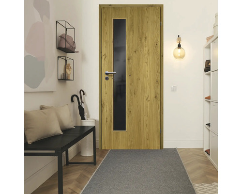 Porte intérieure en bois avec insert en verre dans un couloir lumineux