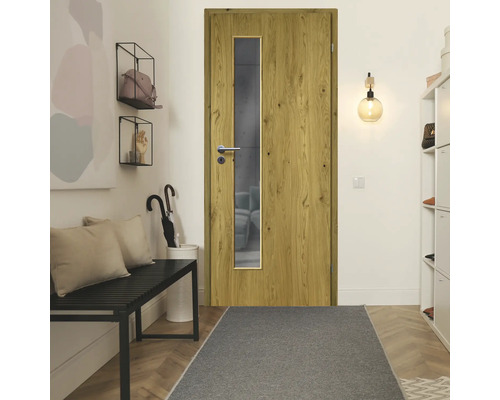 Holztür mit Glaseinsatz in einem hellen Flur