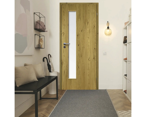 Hall d''entrée avec porte en bois et insert en verre.