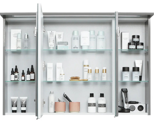 Armoire de toilette ouverte avec produits cosmétiques sur étagères en verre