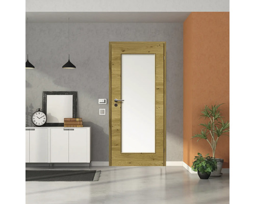 Porte intérieure avec cadre de porte en bois et insert en verre dans un intérieur moderne.