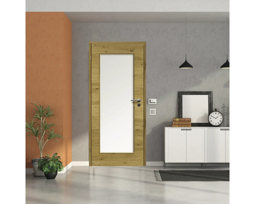 Porte intérieure avec cadre en bois et insert en verre dans un espace de vie.