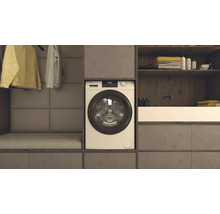 Waschmaschine eingebaut in ein modernes Badezimmerdesign.