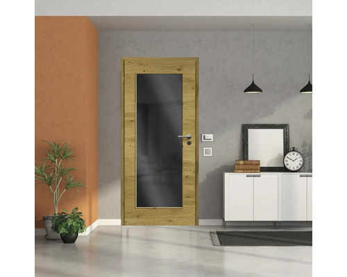Porte intérieure avec insert en verre et éléments en bois dans un espace de vie moderne.