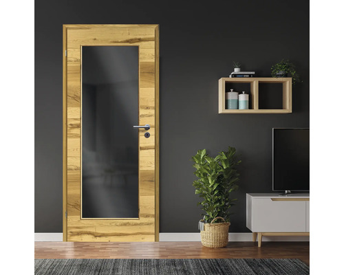 Porte intérieure avec insert en verre et cadre en bois dans un espace de vie