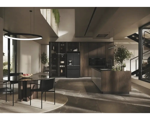 Cuisine moderne avec coin repas, combiné réfrigérateur-congélateur, îlot de cuisine et design minimaliste.