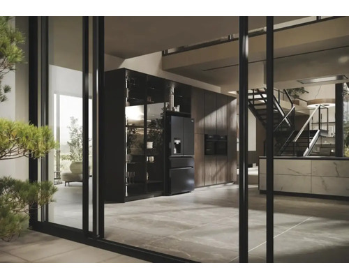 Cuisine moderne avec armoires de cuisine, réfrigérateur et escalier